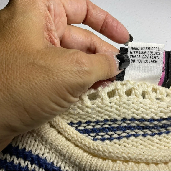 Women’s medium/ small ? Sassoon heart sweater. - Picture 6 of 7